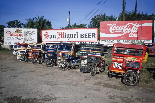 Filippijnen, Bohol eiland; 18 maart 2000, lokale taxi cabines (tuk-tuk) in de buurt van de luchthaven - de redactie (Film scannen) — Stockfoto