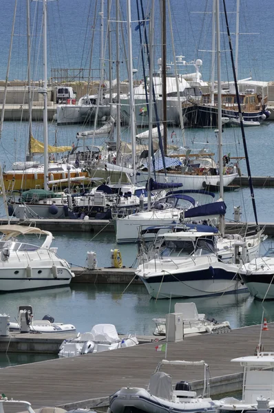 Itália, Sicília, Mar Mediterrâneo, Marina di Ragusa; 7 Setembro 2016, barcos e iates de luxo no porto - EDITORIAL — Fotografia de Stock