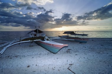 Filipinler, Balicasag Adası (Bohol); 21 Mart 2000, yerel ahşap balıkçı tekneleri karaya batımında - Editörden (Film tarama)