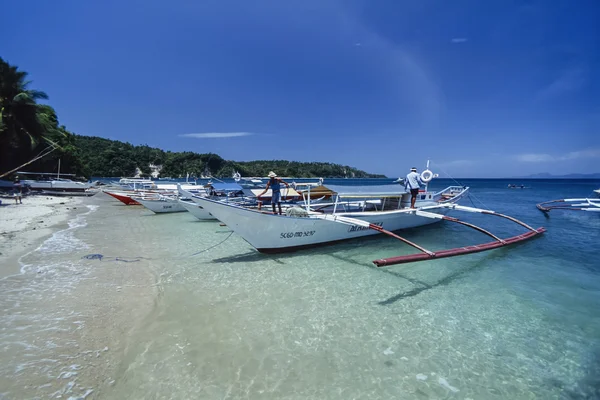 FILIPINAS, Isla Dakak (Bohol); 21 de marzo de 2000, pescadores en sus barcos pesqueros de madera en tierra - EDITORIAL (ESCÁN DE PELÍCULA) ) — Foto de Stock