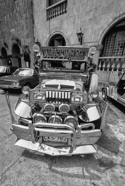 Φιλιππίνες, Μανίλα? 17 Μαρτίου 2000, ταξί (jeepney) σε έναν κεντρικό δρόμο της πόλης - συντακτική (ταινία σάρωση) — Φωτογραφία Αρχείου