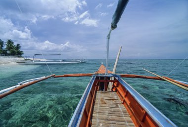 Filipinler, Balicasag Adası (Bohol), yerel ahşap balıkçı tekneleri - Film tarama