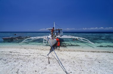 Filipinler, Balicasag Adası (Bohol); 20 Mart 2000, tüplü dalgıçlar ve yerel ahşap Balıkçılık Tekne karaya - Editörden (Film tarama)