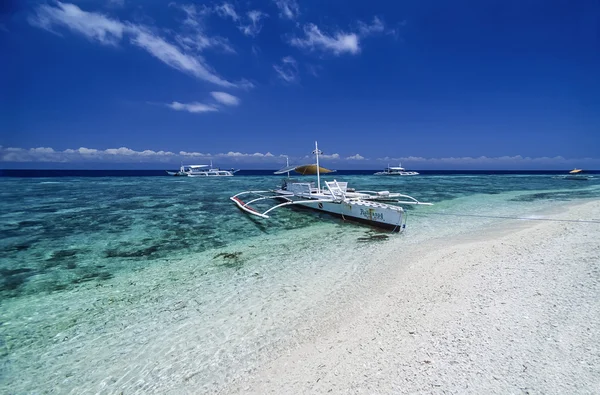 FILIPINAS, Isla Balicasag (Bohol); 24 de marzo de 2000, bancas (barcos pesqueros locales de madera) - EDITORIAL (ESCÁN DE PELÍCULA) ) — Foto de Stock