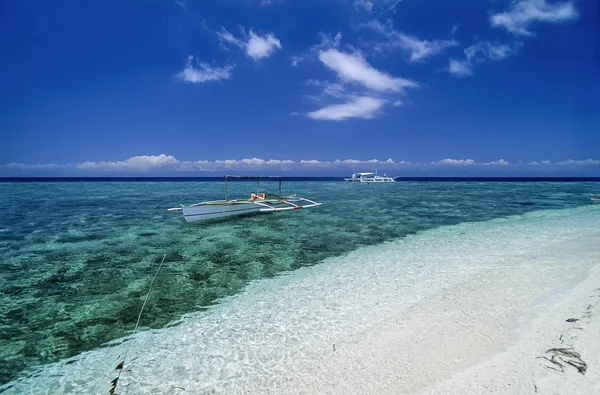 Fülöp-szigetek, a Balicasag Island (Bohol); helyi fából készült horgászcsónak sekély vízben - Film-Scan — Stock Fotó