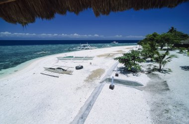 Filipinler, Balicasag Adası (Bohol); 21 Mart 2000, plaj ve yerel ahşap balıkçı tekneleri karaya - yazı işleri (tarama Film göster)