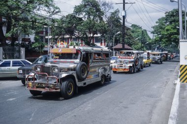 Filipinler, Manila; 17 Mart 2000, taksi (jeepneys) şehir - Editörden (Film tarama merkezi bir sokakta kabinler)