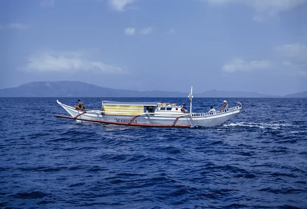 Filippijnen, Bohol; 20 maart 2001, vissers op een lokale houten vissersboot - redactie (Film scannen) — Stockfoto