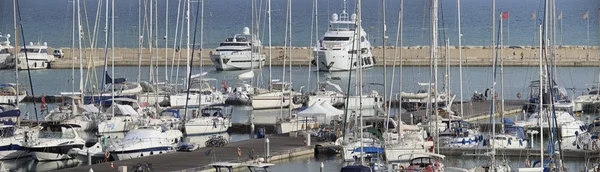 Italia, Sicilia, Mar Mediterráneo, Marina di Ragusa; 17 Septiembre 2016, barcos y yates de lujo en el puerto - EDITORIAL —  Fotos de Stock