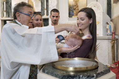 İtalya, Manziana (Roma); 11 Eylül 2016, yeni doğan vaftiz bir kilise - Editörden