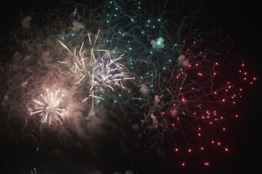 İtalya, Sicilya, Marina di Ragusa, gece havai fişek