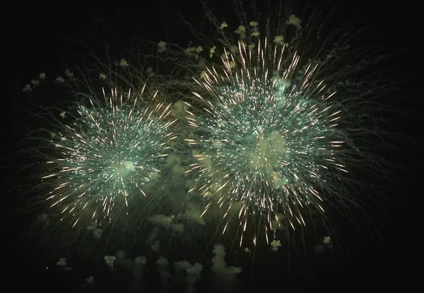 Itália, Sicília, Marina di Ragusa, fogos de artifício à noite — Fotografia de Stock