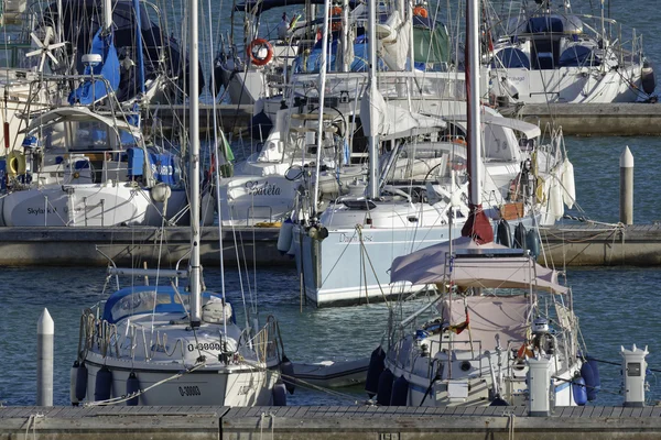 Italia, Sicilia, Mar Mediterráneo, Marina di Ragusa; 19 Septiembre 2016, yates de lujo en el puerto - EDITORIAL —  Fotos de Stock