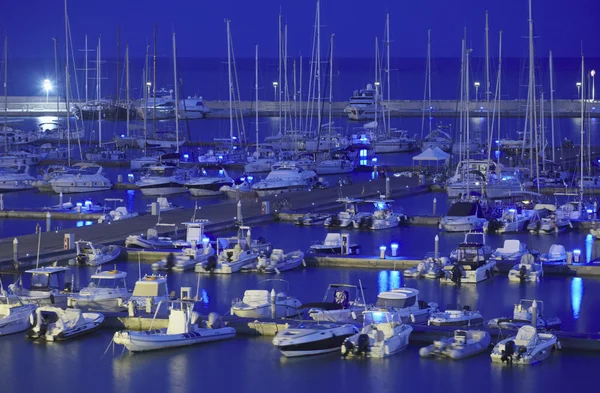 Italia, Sicilia, Mar Mediterráneo, Marina di Ragusa; 20 Septiembre 2016, barcos y yates de lujo en el puerto al atardecer - EDITORIAL — Foto de Stock