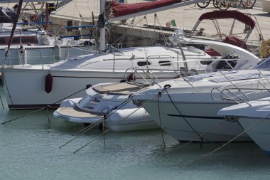 İtalya, Sicilya, Akdeniz, Marina di Ragusa; 21 Eylül 2016, Lüks Yatlar port - Editörden