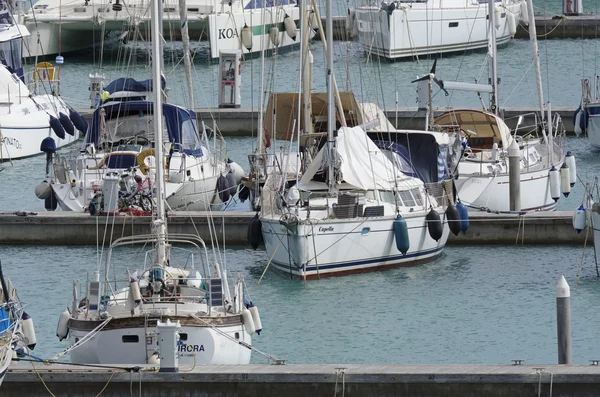 Włochy, Sycylia, Morze Śródziemne, Marina di Ragusa; 21 września 2016, luksusowe jachty w porcie - Redakcja — Zdjęcie stockowe