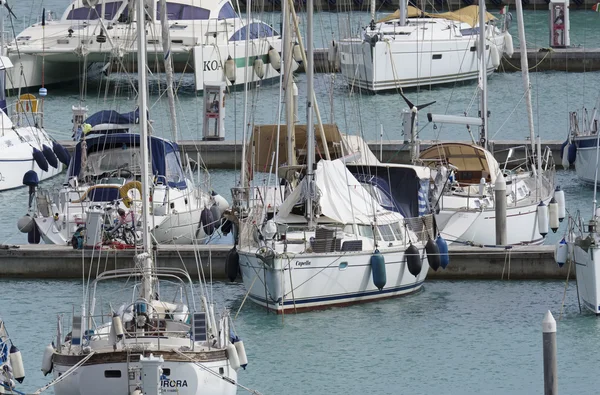 Itálie, Sicílie, Středozemní moře, Marina di Ragusa; 21. září 2016, luxusní jachty v přístavu - Editorial — Stock fotografie