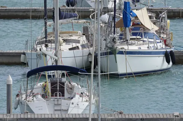 Italien, Sicilien, Medelhavet, Marina di Ragusa; 21 September 2016, segelbåtar lyxiga i hamnen - ledare — Stockfoto