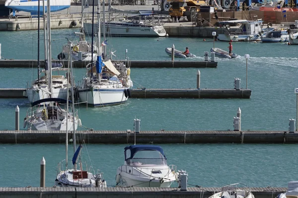 Itália, Sicília, Mar Mediterrâneo, Marina di Ragusa; 21 Setembro 2016, barcos e iates de luxo no porto - EDITORIAL — Fotografia de Stock