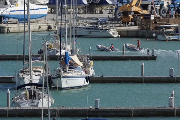 Italia, Sicilia, Mar Mediterráneo, Marina di Ragusa; 21 Septiembre 2016, yates de lujo en el puerto - EDITORIAL — Foto de Stock