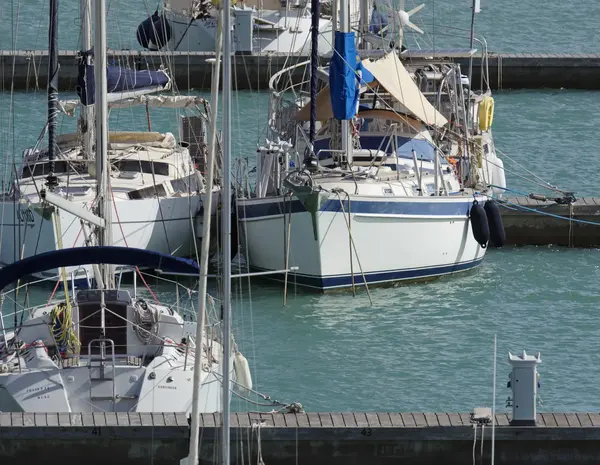 Italia, Sicilia, Mar Mediterraneo, Marina di Ragusa; 21 settembre 2016, yacht di lusso in porto - EDITORIALE — Foto Stock