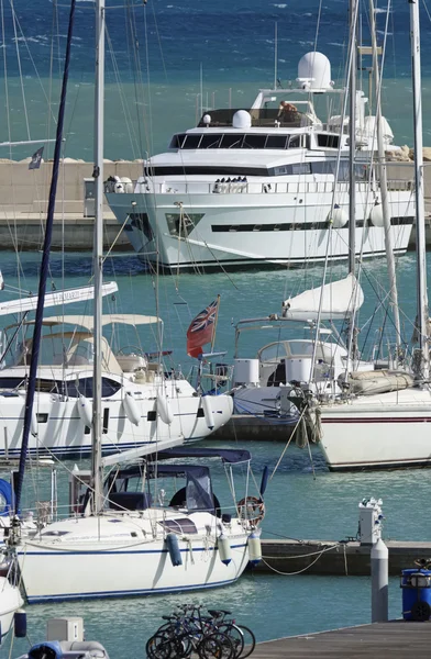 Italien, Sizilien, Mittelmeer, Marina di ragusa; 21. September 2016, Luxusyachten im Hafen - Leitartikel — Stockfoto