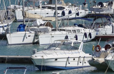 İtalya, Sicilya, Akdeniz, Marina di Ragusa; 22 Eylül 2016, Lüks Yatlar port - Editörden