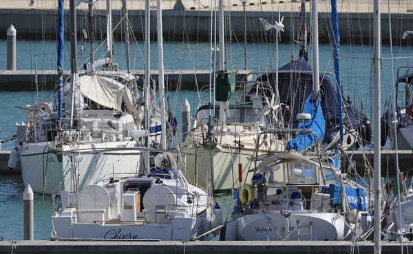 Italien, Sicilien, Medelhavet, Marina di Ragusa; 22 september 2016, lyxbåtar i hamnen-Editorial — Stockfoto