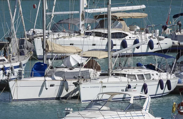 Itália, Sicília, Mar Mediterrâneo, Marina di Ragusa; 22 Setembro 2016, iates de luxo no porto - EDITORIAL — Fotografia de Stock