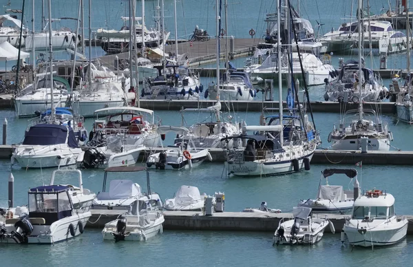 Italia, Sicilia, Mar Mediterraneo, Marina di Ragusa; 22 settembre 2016, yacht di lusso in porto - EDITORIALE — Foto Stock