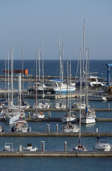 Ιταλία, Σικελία, στη Μεσόγειο θάλασσα, Marina di Ragusa? 22 Σεπτεμβρίου 2016, βάρκες και πολυτελή σκάφη στο λιμάνι - συντακτική — Φωτογραφία Αρχείου