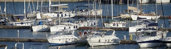 Italien, Sicilien, Medelhavet, Marina di Ragusa; 22 September 2016, segelbåtar båtar och lyxiga i hamnen - ledare — Stockfoto