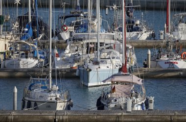 İtalya, Sicilya, Akdeniz, Marina di Ragusa; 22 Eylül 2016, Lüks Yatlar port - Editörden