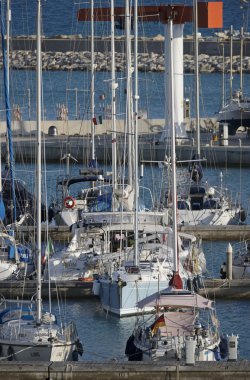 İtalya, Sicilya, Akdeniz, Marina di Ragusa; 22 Eylül 2016, Lüks Yatlar port - Editörden