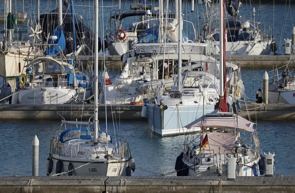 Италия, Сицилия, Средиземное море, Marina di Ragusa; 22 сентября 2016, роскошные яхты в порту - РЕДАКЦИЯ — стоковое фото
