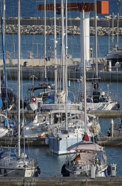 Italia, Sicilia, Mar Mediterraneo, Marina di Ragusa; 22 settembre 2016, yacht di lusso in porto - EDITORIALE — Foto Stock