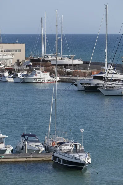 Itália, Sicília, Mar Mediterrâneo, Marina di Ragusa; 22 Setembro 2016, barcos e iates de luxo no porto - EDITORIAL — Fotografia de Stock