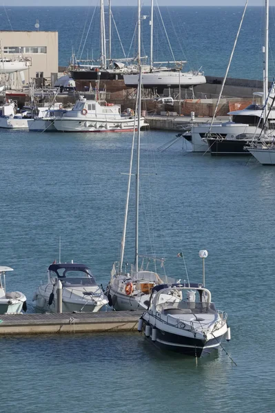 Italie, Sicile, Méditerranée, Marina di Ragusa ; 22 Septembre 2016, bateaux et yachts de luxe dans le port - EDITORIAL — Photo