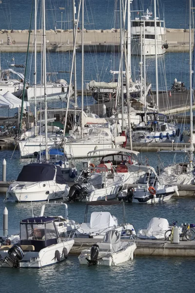 İtalya, Sicilya, Akdeniz, Marina di Ragusa; 22 Eylül 2016, tekneler ve Lüks Yatlar port - Editörden — Stok fotoğraf