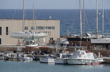 İtalya, Sicilya, Akdeniz, Marina di Ragusa; 23 Eylül 2016, ahşap balıkçı tekneleri ve Lüks Yatlar karaya liman - Editörden