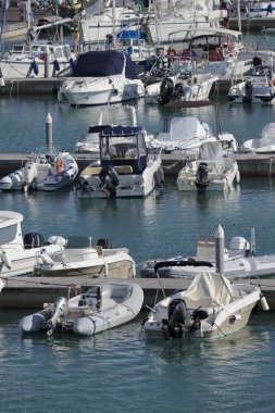 İtalya, Sicilya, Akdeniz, Marina di Ragusa; 24 Eylül 2016, tekneler ve Lüks Yatlar port - Editörden