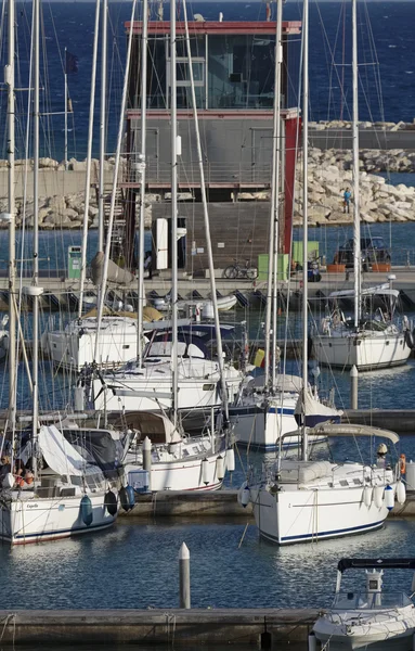 Italia, Sicilia, Mar Mediterráneo, Marina di Ragusa; 24 Septiembre 2016, barcos y yates de lujo en el puerto - EDITORIAL — Foto de Stock