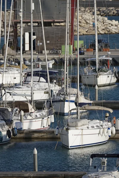 Италия, Сицилия, Средиземное море, Marina di Ragusa; 24 сентября 2016, лодки и роскошные яхты в порту - РЕДАКЦИЯ — стоковое фото