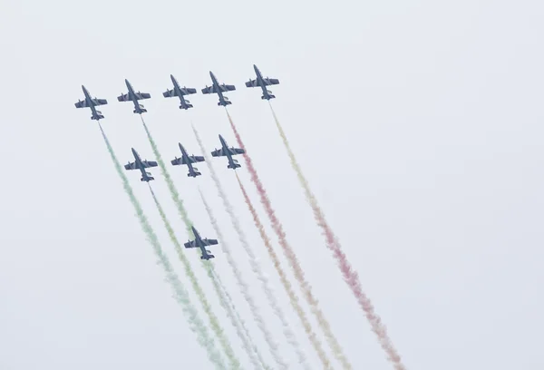 Italia, Sicilia; 25 de septiembre de 2016, espectáculo aéreo con chorros acrobáticos (Frecce Tricolori) - EDITORIAL — Foto de Stock