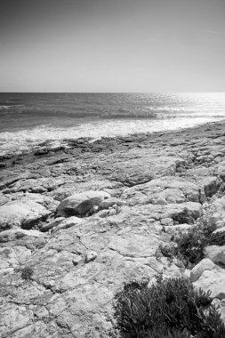 İtalya, Sicilya, Akdeniz, Sampieri (Ragusa Eyaleti), Sicilya 'nın güneydoğu kayalık kıyı şeridi manzarası