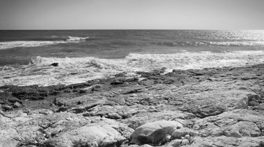 İtalya, Sicilya, Akdeniz, Sampieri (Ragusa Eyaleti), Sicilya 'nın güneydoğu kayalık kıyı şeridi manzarası