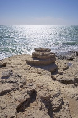 İtalya, Sicilya, Akdeniz, Sampieri (Ragusa Eyaleti), Sicilya 'nın güneydoğu kayalık kıyı şeridi manzarası