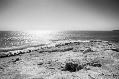 İtalya, Sicilya, Akdeniz, Sampieri (Ragusa Eyaleti), Sicilya 'nın güneydoğu kayalık kıyı şeridi manzarası