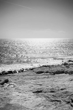 İtalya, Sicilya, Akdeniz, Sampieri (Ragusa Eyaleti), Sicilya 'nın güneydoğu kayalık kıyı şeridi manzarası