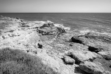 İtalya, Sicilya, Akdeniz, Sampieri (Ragusa Eyaleti), Sicilya 'nın güneydoğu kayalık kıyı şeridi manzarası